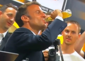 Macron, acuzat de iresponsabilitate și masculinitate toxică după ce a băut o bere în 17 secunde