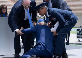 Joe Biden s-a împiedicat și a căzut pe scenă, în timpul unei ceremonii din SUA | VIDEO