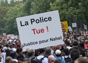 Marș de mii de oameni în Franța, condus de mama unui băiat ucis de poliție. Ce se întâmplă cu ofițerul care l-a împușcat