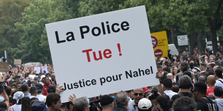 Marș de mii de oameni în Franța, condus de mama unui băiat ucis de poliție. Ce se întâmplă cu ofițerul care l-a împușcat