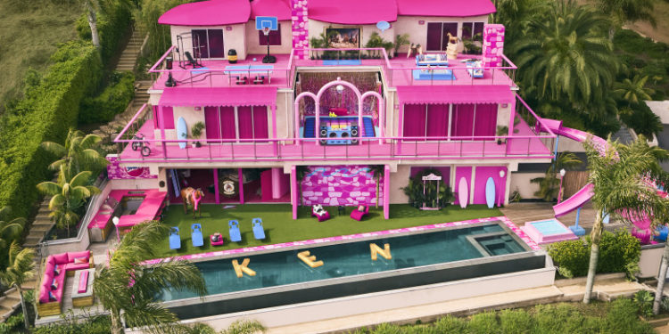 O casă Barbie în mărime naturală e de închiriat în Malibu. Doritorii vor plăti doar drumul până acolo