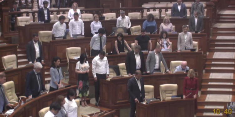 Oazu Nantoi a refuzat să se ridice în picioare pentru a comemora victimele celui de-al Doilea Război Mondial. Ce explicații a oferit deputatul PAS | VIDEO