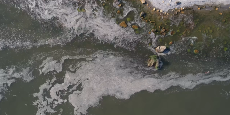 Последствия катастрофы на Каховской ГЭС: На побережье Одесской области вынесло обломки жилых домов, мебель, бытовую технику и мины