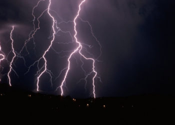 Patru persoane au murit în India după ce au fost lovite de fulgere, iar alte patru au fost rănite