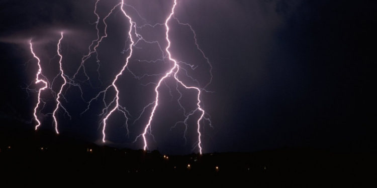 Patru persoane au murit în India după ce au fost lovite de fulgere, iar alte patru au fost rănite