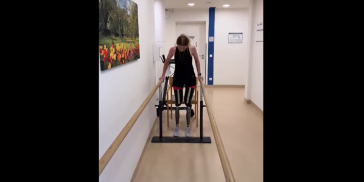 Noi progese înregistrate de Marcela Paladi, tânăra care a rămas fără picioare: Aceasta învață să meargă cu noile proteze | VIDEO