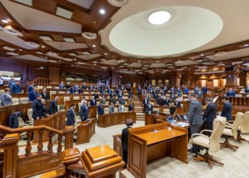 Minut de reculegere la Parlament în memoria regretatului jurist Victor Pușcaș, unul din autorii Constituției Republicii Moldova