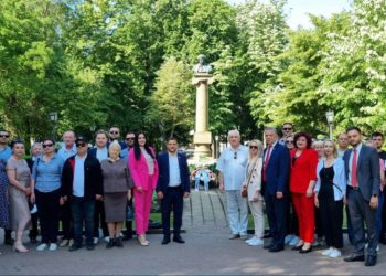 Ziua de naștere a poetului Alexandr Pușkin, comemorată la Chișinău. Mai mulți deputați și foști șefi de stat au depus flori la bustul acestuia din Parcul Ștefan cel Mare | VIDEO