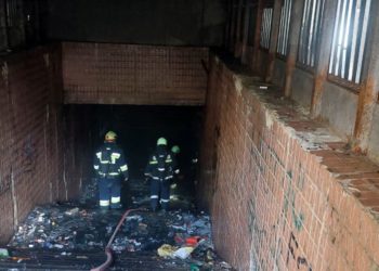 Pompierii, solicitați să intervină la lichidarea a două incendii care au izbucnit concomitent în sectorul Buiucani și Botanica