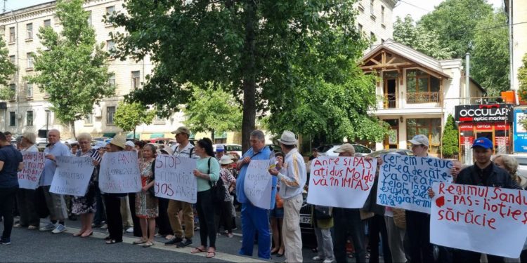 În timp ce la ANRE se decidea câți bani vor achita moldovenii pentru gazele naturale, partidele „ȘOR” și „Renaștere” au protestat cerând micșorarea tarifului până la 6 lei | VIDEO
