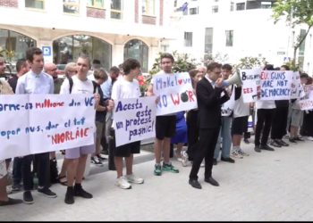 Acțiune de protest în fața misiunii UE în Republica Moldova. Manifestanții au cerut europenilor să înceteze furnizarea de arme: „Moldova este țară neutră” | VIDEO