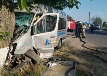 Accident grav în stânga Nistrului: Un microbuz a ajuns în copac | VIDEO