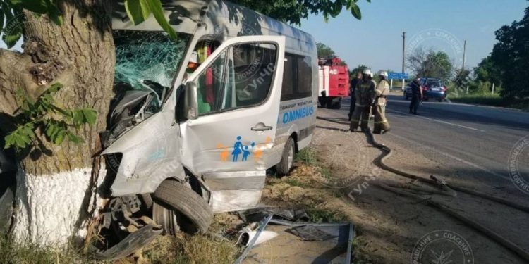 Accident grav în stânga Nistrului: Un microbuz a ajuns în copac | VIDEO
