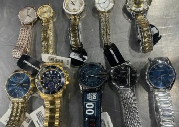 Prins cu ceasuri de lux în vehicul. Un șofer ce revenea din Germania a rămas fără „marfă” la frontieră | VIDEO