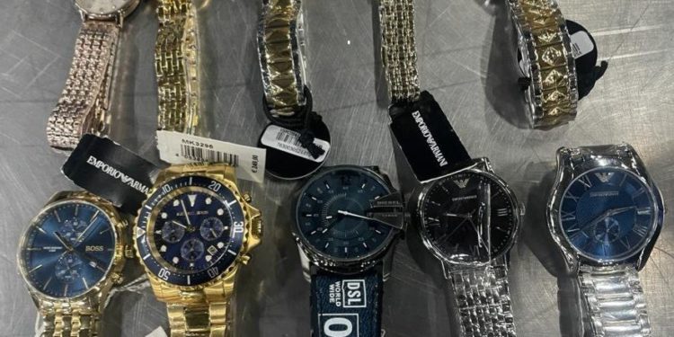 Prins cu ceasuri de lux în vehicul. Un șofer ce revenea din Germania a rămas fără „marfă” la frontieră | VIDEO