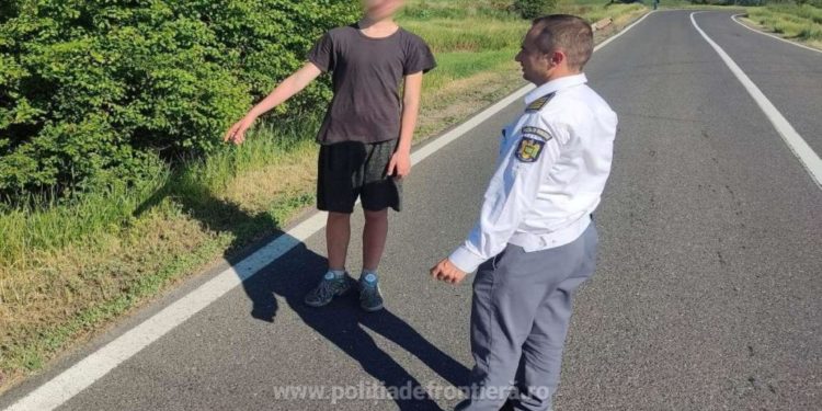 Dor de părinți: Un minor de 14 ani, lăsat în grija bunicilor, a trecut râul Prut înot ca să ajungă la familia sa în Italia | VIDEO