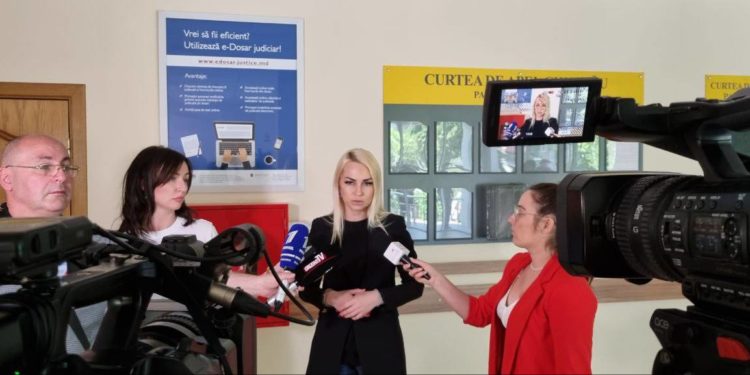 „Eu nu pot normal să activez în calitate de politician”. Deputatul Marina Tauber rămâne în arest la domiciliu. Examinarea recursului a avut loc și de această dată pe fondalul protestelor organizate de susținătorii Partidului ȘOR | VIDEO