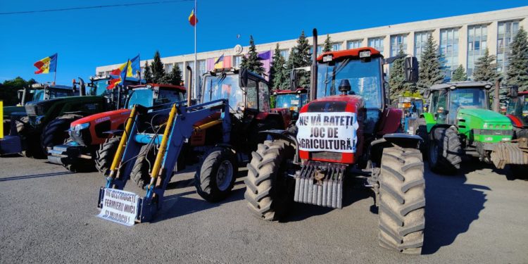 A treia zi de proteste cu tehnică grea în fața Guvernului. Fermierii spun că vor întreprinde acțiuni active, dacă vor fi ignorați sau vor rămâne tot cu promisiuni | VIDEO