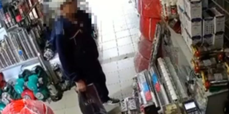 La 65 de ani, cu titlu de recidivist. Poliția oferă detalii despre bărbatul reținut pentru furt la o piață din Chișinău | VIDEO