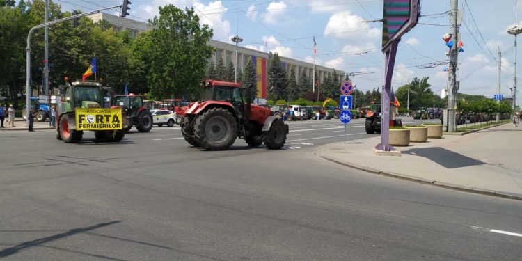 Fermierii au pornit în marș cu tehnica agricolă prin capitală. Traficul rutier este perturbat | VIDEO