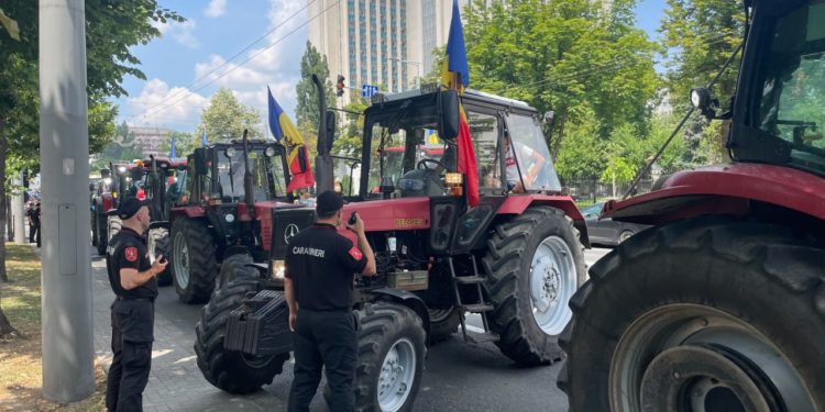 Fermierii continuă protestele în centru capitalei: După ce discuțiile cu premierul și ministrul Agriculturii au eșuat, agricultorii au avut o întrevedere și cu Maia Sandu | VIDEO