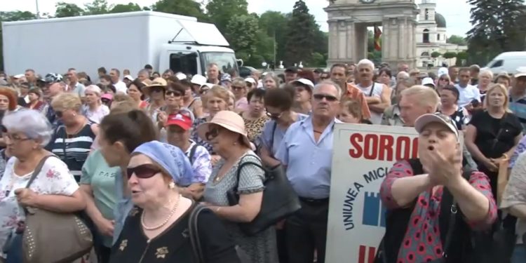 Lozinci antiguvernamentale, inaugurarea unui „monument pentru lichidarea patentei” și instalarea unei treuci cu purcei. Cum s-a desfășurat protestul patentarilor în fața Guvernului | VIDEO