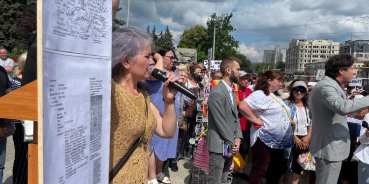 Proteste în centrul Chișinăului, împotriva interzicerii comerțului în bază de patentă. Reacția reprezentanților Ministerului Economiei | VIDEO