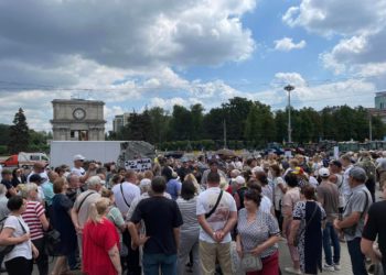 „Noi vrem patentă, nu vrem vorbe goale”. Deținătorii de patente protestează în fața Guvernului Republicii Moldova