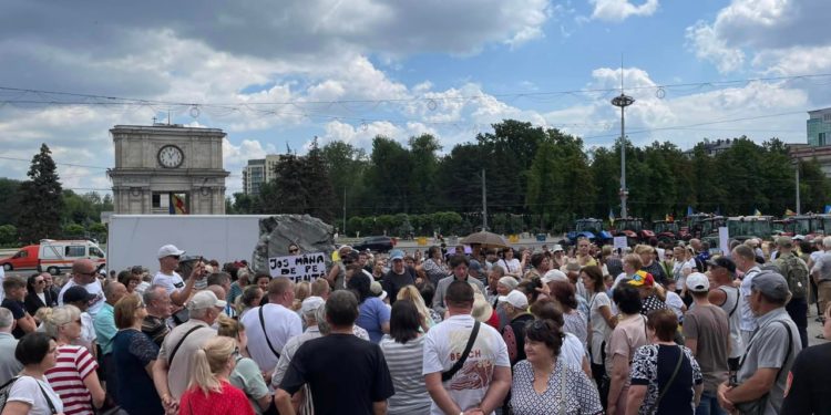 „Noi vrem patentă, nu vrem vorbe goale”. Deținătorii de patente protestează în fața Guvernului Republicii Moldova