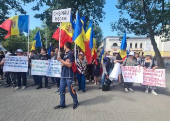„Întoarceți patentele oamenilor!”. Reprezentanții echipei lui Ilan Șor și ai Partidului ”Renaștere” au desfășurat un protest în susținerea patentarilor | VIDEO