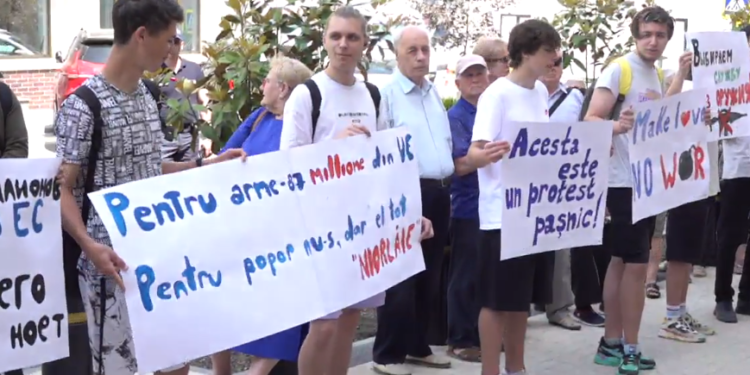 Reacția Guvernului la protestul organizat ieri de către Partidul ”Renaștere” în fața misiunii UE: Acțiunile întreprinse pe drumul de aderare, nu vizează în niciun caz acțiuni de înarmare | VIDEO