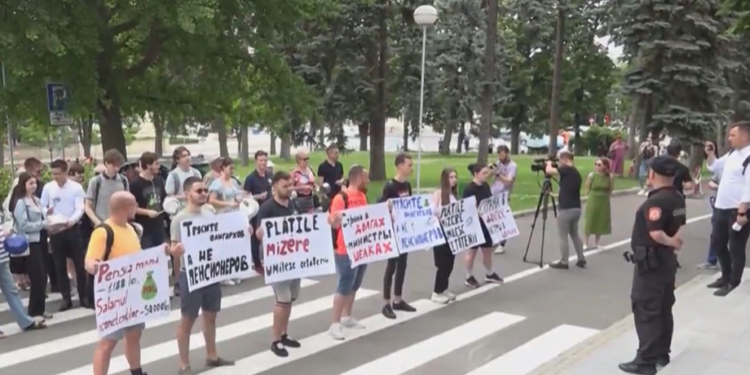 „Bunica mea are o pensie de doar 1.800 de lei”. Activiști și susținători ai Partidului ”Renașterе” au manifestat în fața clădirii Guvernului, împotriva dublării salariilor miniștrilor | VIDEO