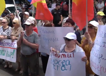 „Referendum, referendum!”: Reprezentanții echipei lui Ilan Șor au depus la CEC actele de înregistrare a grupului de inițiativă