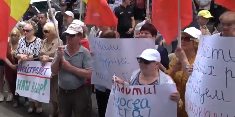 „Referendum, referendum!”: Reprezentanții echipei lui Ilan Șor au depus la CEC actele de înregistrare a grupului de inițiativă