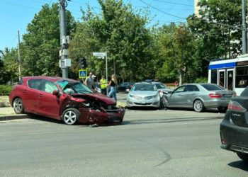 Momentul unui accident de lux în capitală: Un Lexus este lovit de un Mercedes și aruncat într-un Lincoln