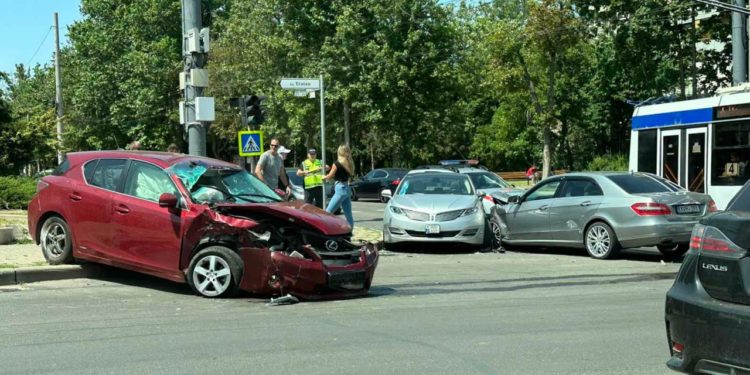 Momentul unui accident de lux în capitală: Un Lexus este lovit de un Mercedes și aruncat într-un Lincoln