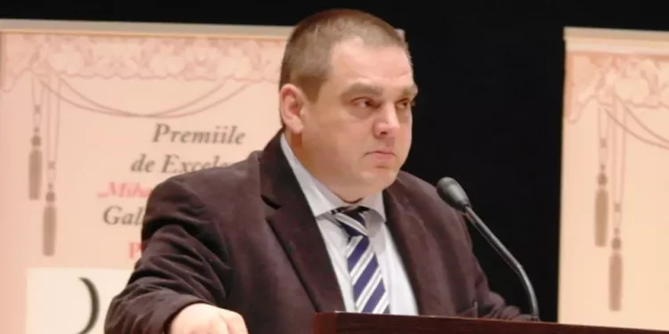 Румынского посла отозвали из Кении после расистской шутки. Он приобщил обезьяну к «африканской группе»