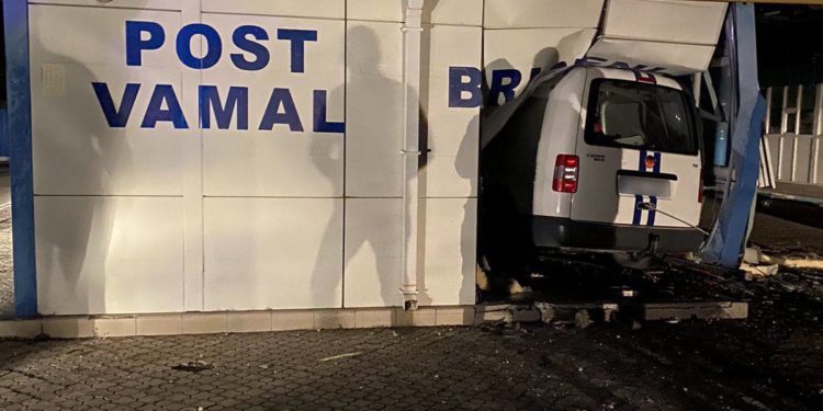 Un tânăr de 22 de ani s-a îmbătat și a intrat cu mașina în postul vamal de la Briceni