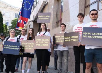 Protestele împotriva dictaturii instituite de Maia Sandu continuă. De data aceasta – în fața hotelurilor unde sunt cazați delegațiile europene și jurnaliști străini