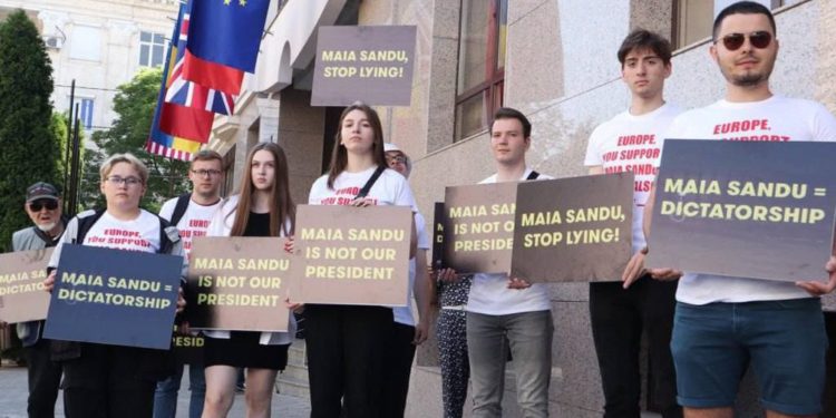 Protestele împotriva dictaturii instituite de Maia Sandu continuă. De data aceasta – în fața hotelurilor unde sunt cazați delegațiile europene și jurnaliști străini