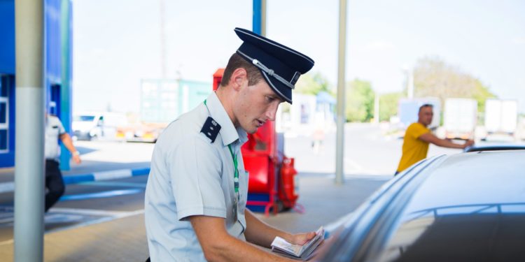 Trei permise de conducere falsificate, depistate la trecerea frontierei de stat