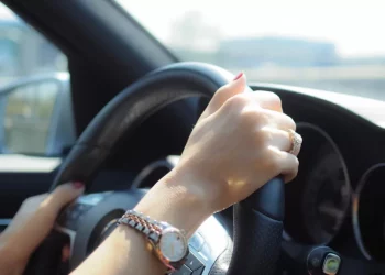 O angajată al IGSU, prinsă beată la volanul automobilului de serviciu. Aceasta s-ar fi eliberat din funcție, imediat după caz | VIDEO