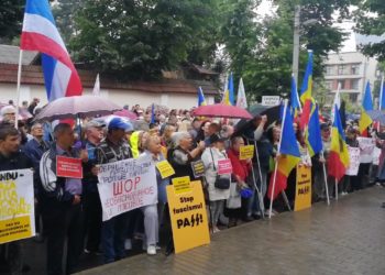 „Nu vom ceda”. Susținătorii Partidului „ȘOR” continuă protestul în fața Curții Constituționale, unde se decide soarta formațiunii politice | VIDEO