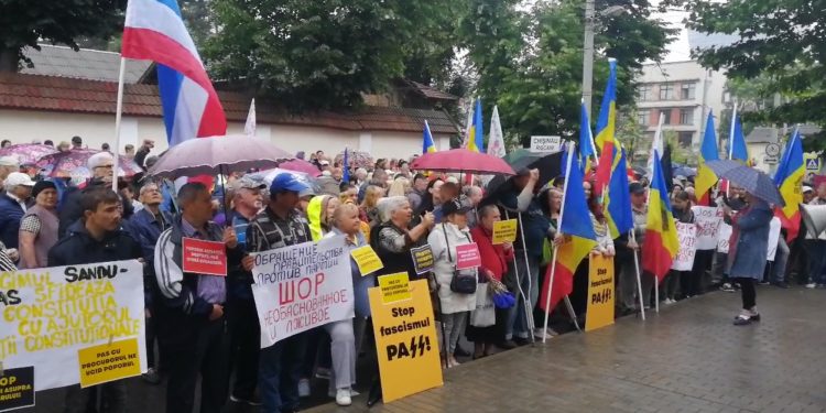 „Nu vom ceda”. Susținătorii Partidului „ȘOR” continuă protestul în fața Curții Constituționale, unde se decide soarta formațiunii politice | VIDEO