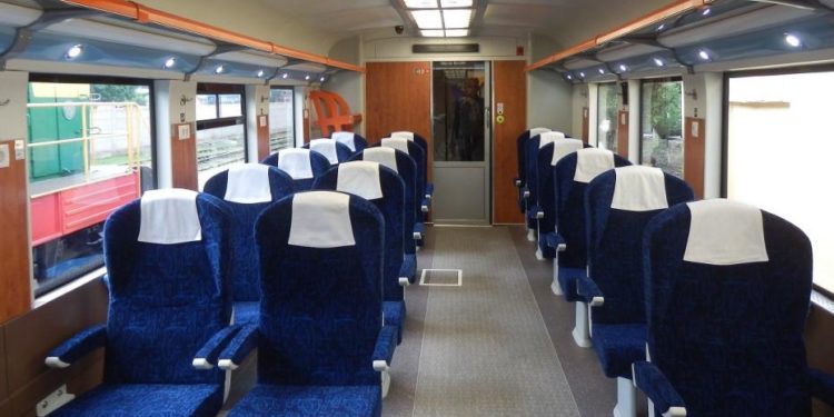 Marfă de sute de mii lei, depistată de vameși în podul unui vagon din trenul Iași-Chișinău