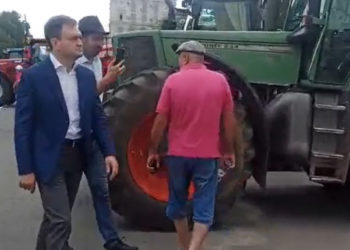 După câteva ore de proteste cu tehnică agricolă, premierul Dorin Recean a ieșit în PMAN. Ce promisiuni le-a făcut agricultorilor | VIDEO