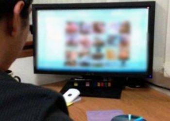 Își fotografia fiica de 10 ani goală și posta fotografiile pe „Darknet”. Detalii despre chișinăuianul reținut pentru pornografie infantilă | VIDEO