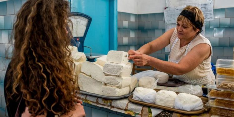 Mâncarea, băuturile nealcoolice și alcoolice sunt în fruntea listei. Pe ce au cheltuit moldovenii banii în anul 2022