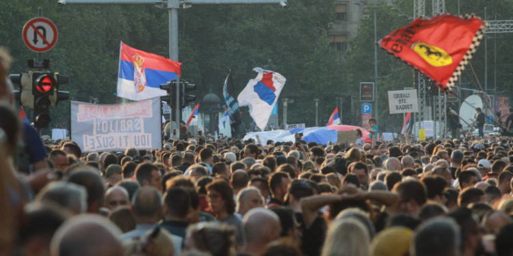 Noi proteste în Serbia: Zeci de mii de oameni au ieșit în stradă pentru a cincea oară