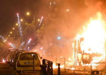 Proteste violente în Paris și mai multe orașe franceze după ce poliția a ucis un băiat de 17 ani pentru că nu a oprit la semnal